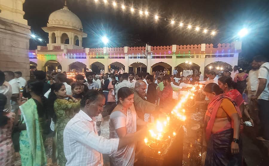 <div class="paragraphs"><p>ಕೂಡಲ ಸಂಗಮದ ಸಂಗಮೇಶ್ವನಿಗೆ ಭಕ್ತರು ಸೋಮವಾರ ಕಾರ್ತಿಕ ದೀಪ ಹಚ್ಚಿದರು </p></div>