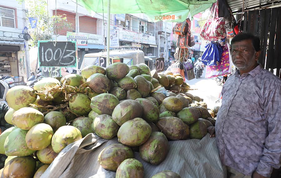 ರಾಯಚೂರಿನ ಮಾರುಕಟ್ಟೆಯಲ್ಲಿ ಫಲಕ ತೂಗು ಹಾಕಿ ಎಳನೀರು ಮಾರಾಟ ಮಾಡುತ್ತಿರುವ ವ್ಯಾಪಾರಿ ಅಬ್ದುಲ್ ರೌಫ್/ ಚಿತ್ರ: ಶ್ರೀನಿವಾಸ ಇನಾಂದಾರ್