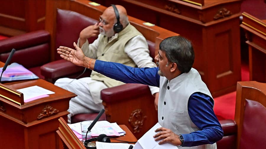 ಲೌಡ್ ಸ್ಪೀಕರ್ ಬಳಸಿ ಆಜಾನ್ ಕೂಗುವುದರಿಂದ ತಮ್ಮ ನಿದ್ದೆ ಹಾಳಾಗುತ್ತಿದೆ ಎಂದು ಬಿಜೆಪಿಯ ಡಿ.ಎಸ್.ಅರುಣ್ ಅವರು ವಿಧಾನ ಪರಿಷತ್ತಿನಲ್ಲಿ ವಿಷಯ ಪ್ರಸ್ತಾಪಿಸಿದರು –ಪ್ರಜಾವಾಣಿ ಚಿತ್ರ