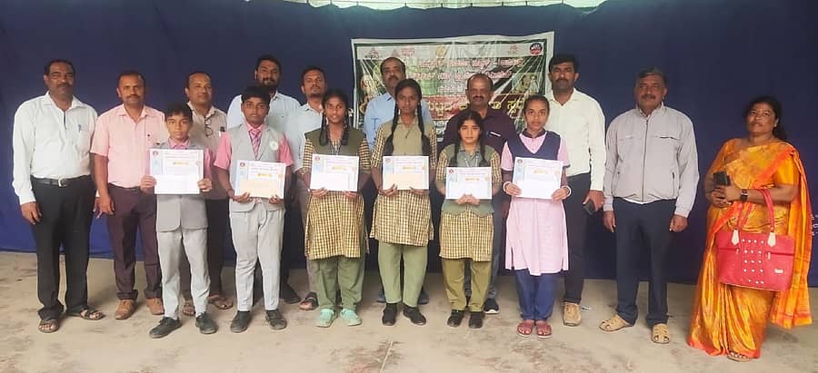 ಹೊಳೆನರಸೀಪುರ ಸರ್ಕಾರಿ ಪದವಿಪೂರ್ವ ಮಹಿಳಾ ಕಾಲೇಜಿನಲ್ಲಿ ಮಂಗಳವಾರ ಆಯೋಜಿಸಿದ್ದ ತಾಲ್ಲೂಕು ಮಟ್ಟದ ಚಿತ್ರಕಲಾ ಸ್ಪರ್ಧೆಯಲ್ಲಿ ವಿಜೇತರಾದ ವಿದ್ಯಾರ್ಥಿಗಳಿಗೆ ನಗದು ಬಹುಮಾನ ಹಾಗೂ ಪ್ರಮಾಣಪತ್ರ ನೀಡಲಾಯಿತು