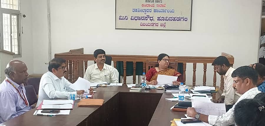 ಹೂವಿನಹಡಗಲಿ ತಾಲ್ಲೂಕು ಕಚೇರಿಯಲ್ಲಿ ಆಯೋಜಿಸಿದ್ದ ಕಂದಾಯ ಇಲಾಖೆ ಸಭೆಯಲ್ಲಿ ಜಿಲ್ಲಾಧಿಕಾರಿ ಕವಿತಾ ಎಸ್. ಮನ್ನಿಕೇರಿ ಮಾತನಾಡಿದರು