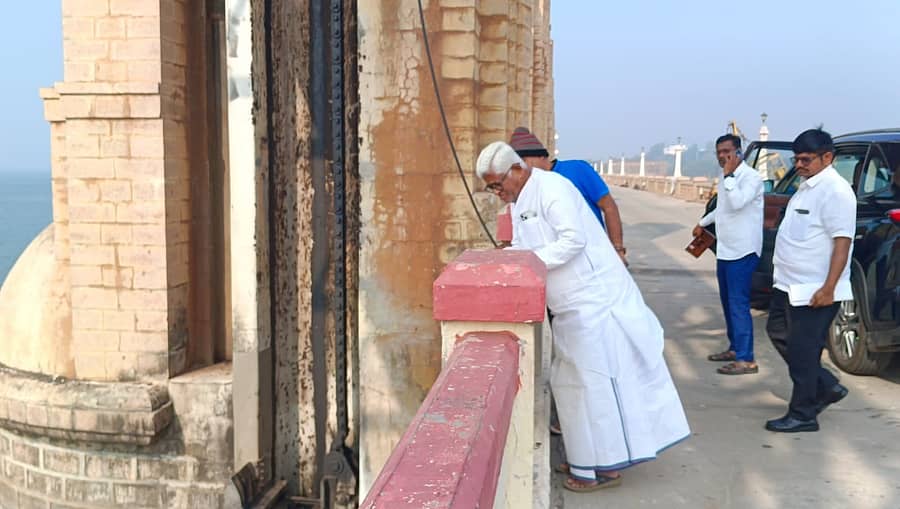 ಶಾಸಕ ಹಂಪನಗೌಡ ಬಾದರ್ಲಿ ಅವರು ಮಂಗಳವಾರ ತುಂಗಭದ್ರಾ ಅಣೆಕಟ್ಟೆಯಲ್ಲಿ ಹಳೆ ಗೇಟ್ ತೆರವು ಕಾರ್ಯ ವೀಕ್ಷಿಸಿದರು –ಪ್ರಜಾವಾಣಿ ಚಿತ್ರ