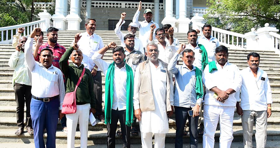 ಕಲಬುರಗಿ ಜಿಲ್ಲಾಧಿಕಾರಿ ಕಚೇರಿ ಎದುರು ಸಂಯುಕ್ತ ಹೋರಾಟ ಕರ್ನಾಟಕ ಸಂಘಟನೆಯ ಮುಖಂಡರು ಮಂಗಳವಾರ ಪ್ರತಿಭಟನೆ ನಡೆಸಿದರು