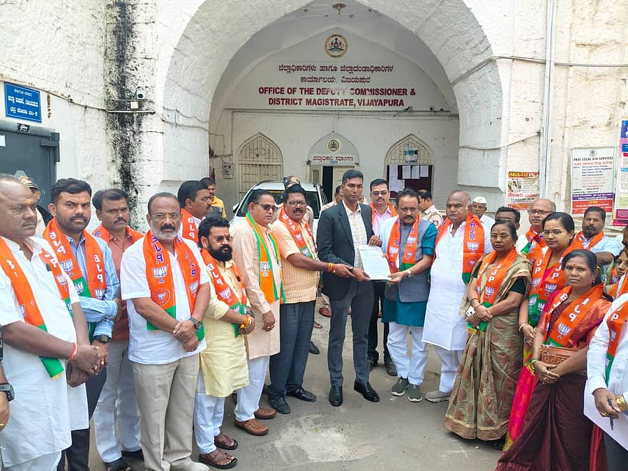 ಕಳೆದ ಚಳಿಗಾಲ ಅಧಿವೇಶನ ಸಂದರ್ಭದಲ್ಲಿ ಪಂಚಮಸಾಲಿ ಲಿಂಗಾಯತ 2ಎ ಮೀಸಲಾತಿ ಹೋರಾಟಗಾರರ ಮೇಲೆ ನಡೆದ ಲಾಠಿ ಚಾರ್ಜ್ ಖಂಡಿಸಿ ಬಿಜೆಪಿ ಜಿಲ್ಲಾ ಘಟಕದಿಂದ ಜಿಲ್ಲಾಧಿಕಾರಿಗೆ ಮನವಿ ಸಲ್ಲಿಸಲಾಯಿತು