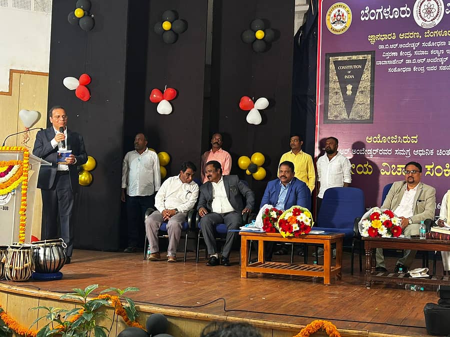 ಬೆಂಗಳೂರು ವಿಶ್ವವಿದ್ಯಾಲಯದಲ್ಲಿ ಆಯೋಜಿಸಿದ್ದ ಅಂಬೇಡ್ಕರ್‌ ಅವರ ಸಮಗ್ರ ಆಧುನಿಕ ಚಿಂತನೆಗಳು ಕುರಿತ ರಾಷ್ಟ್ರೀಯ ವಿಚಾರ ಸಂಕಿರಣದ ಉದ್ಘಾಟನಾ ಸಮಾರಂಭದಲ್ಲಿ ಕುಲ‍ಪತಿ ಡಾ.ಎಸ್‌.ಎಂ.ಜಯಕರ ಮಾತನಾಡಿದರು.