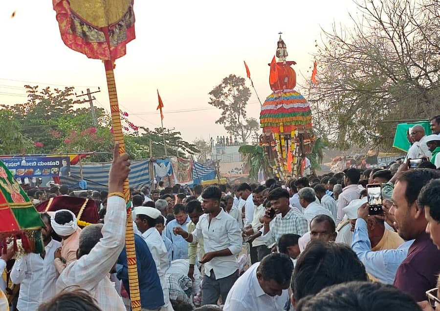 ಹಳ್ಳೂರ ಬಸವಣ್ಣನ ಜಾತ್ರೆ ಮಂಗಳವಾರ ವೈಭವದಿಂದ ಜರುಗಿತು