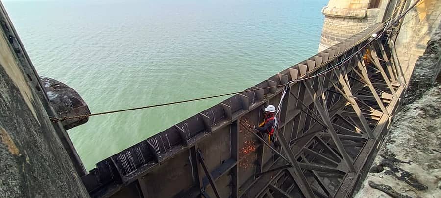 ತುಂಗಭದ್ರಾ ಅಣೆಕಟ್ಟೆಯ 28ನೇ ಗೇಟ್ನಲ್ಲಿ ಹಳೆಯ ಕ್ರೆಸ್ಟ್ಗೇಟ್ ಕತ್ತರಿಸಿ ತೆಗೆಯುವ ಕೆಲಸ ಮಂಗಳವಾರ ನಡೆಯಿತು –ಪ್ರಜಾವಾಣಿ ಚಿತ್ರ/ ಲವ ಕೆ.