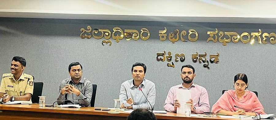 ಕರಾವಳಿ ಉತ್ಸವದ ಸಿದ್ಧತಾ ಪರಿಶೀಲನಾ ಸಭೆಯಲ್ಲಿ ಜಿಲ್ಲಾಧಿಕಾರಿ ದರ್ಶನ್ ಎಚ್.ವಿ. ಮಾತನಾಡಿದರು