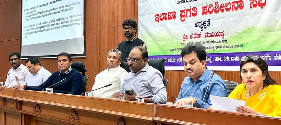 ಬೆಳಗಾವಿಯ ಸುವರ್ಣ ವಿಧಾನಸೌಧದಲ್ಲಿ ಮಂಗಳವಾರ, ಸಚಿವ ಕೆ.ಎಚ್.ಮುನಿಯಪ್ಪ ಅವರು ಆಹಾರ ಮತ್ತು ನಾಗರಿಕ ಸರಬರಾಜು ಇಲಾಖೆಯ ಪ್ರಗತಿ ಪರಿಶೀಲನೆ ನಡೆಸಿದರು