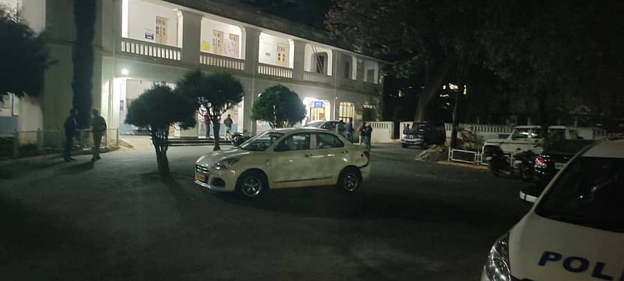 ಹಾಸನದ ಜಿಲ್ಲಾಧಿಕಾರಿ ಕಚೇರಿ ಆವರಣದಲ್ಲಿ ಪರಿಶೀಲಿಸಿದ ಪೊಲೀಸರು.