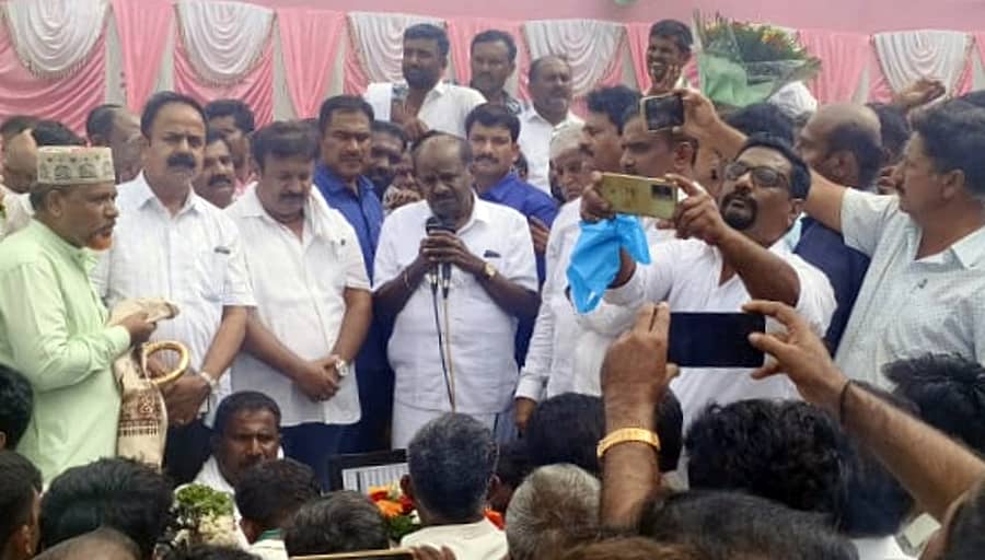 ಶ್ರೀರಂಗಪಟ್ಟಣದ ಕುವೆಂಪು ವೃತ್ತದಲ್ಲಿ ಕೇಂದ್ರ ಸಚಿವ ಎಚ್.ಡಿ. ಕುಮಾರಸ್ವಾಮಿ ಜೆಡಿಎಸ್ ಕಾರ್ಯಕರ್ತರನ್ನು ಉದ್ದೇಶಿಸಿ ಮಾತನಾಡಿದರು