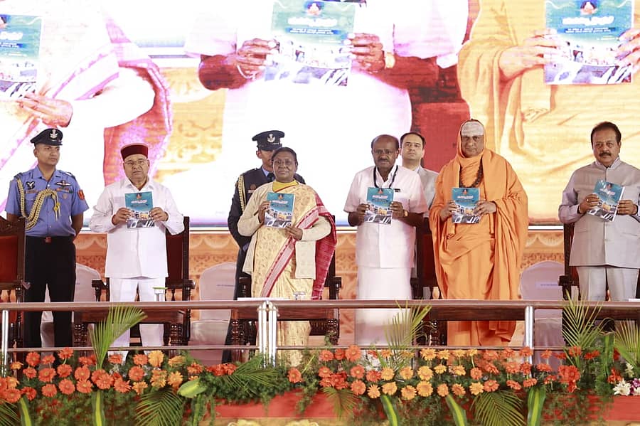 <div class="paragraphs"><p>ಕಾರ್ಯಕ್ರಮದಲ್ಲಿ ಭಾಗಿಯಾದ ಗಣ್ಯರು</p></div>