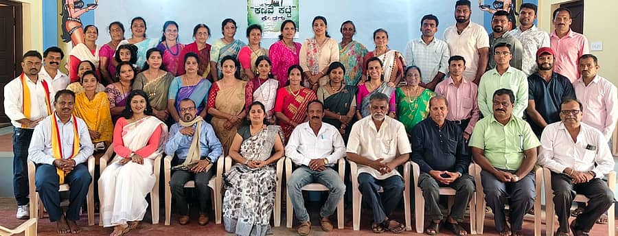 ಸೋಮವಾರಪೇಟೆ ತಾಲ್ಲೂಕಿನ ಯಡವಾರೆ ಯಡವನಾಡು ಶಿವ ಬಸವೇಶ್ವರ ದೇವಸ್ಥಾನ ಸಮಿತಿಯ ಸಂಯುಕ್ತಾಶ್ರಯದಲ್ಲಿ ಯಡವನಾಡು ಶಿವ ಬಸವೇಶ್ವರ ದೇವಸ್ಥಾನದ ಆವರಣದಲ್ಲಿ ನಡೆದ ಕವನ ವಾಚನ ಕಾರ್ಯಕ್ರಮದಲ್ಲಿ ಪಾಲ್ಗೊಂಡಿದ್ದ ಕವಿಗಳು