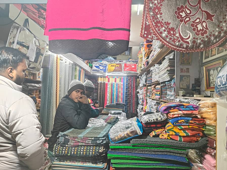 ವಿಜಯಪುರ ಪಟ್ಟಣದಲ್ಲಿ ಮಳಿಗೆಯೊಂದರಲ್ಲಿ ಬೆಚ್ಚಗಿನ ಉಡುಪುಗಳನ್ನು ಖರೀದಿಸುತ್ತಿರುವ ಗ್ರಾಹಕರು