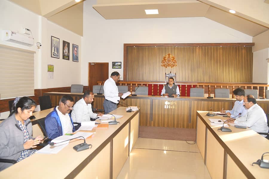 ಜಿಲ್ಲಾಧಿಕಾರಿ ವೆಂಕಟ್ ರಾಜಾ ಅವರು ಮಡಿಕೇರಿಯಲ್ಲಿ ಮಂಗಳವಾರ ನಡೆಸಿದ ಜನನ ಮತ್ತು ಮರಣ ನಾಗರಿಕ ನೋಂದಣಿ ಪದ್ಧತಿಯ ಜಿಲ್ಲಾ ಮಟ್ಟದ ಸಮನ್ವಯ ಸಮಿತಿ ಸಭೆಯಲ್ಲಿ ಅಧಿಕಾರಿಗಳು ಮಾಹಿತಿ ನೀಡಿದರು