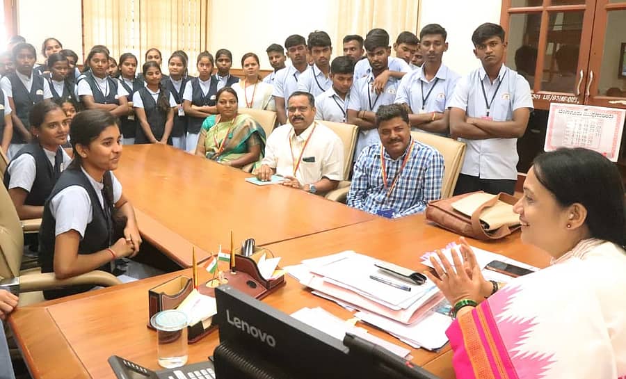 ಬೆಳಗಾವಿಯ ಸುವರ್ಣ ವಿಧಾನಸೌಧದಲ್ಲಿ ಮಂಗಳವಾರ ಶಾಲೆ ವಿದ್ಯಾರ್ಥಿಗಳುರಾಜ್ಯ ಸರ್ಕಾರದ ಮುಖ್ಯ ಕಾರ್ಯದರ್ಶಿ ಶಾಲಿನಿ ರಜನೀಶ್ ಅವರನ್ನು ಭೇಟಿ ಮಾಡಿ ಚರ್ಚಿಸಿದರು