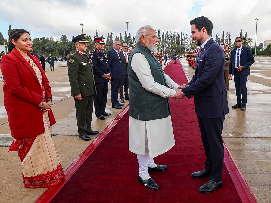 ಪ್ರಧಾನಿ ಮೋದಿ ಅವರನ್ನು ಜೋರ್ಡಾನ್ ರಾಜಕುಮಾರ್ ಅಲ್ ಹುಸೇನ್ ಬಿನ್ 2ನೇ ಅಬ್ದುಲ್ಲಾ ಅವರು ಬೀಳ್ಕೊಟ್ಟರು (ಪಿಟಿಐ ಚಿತ್ರ)