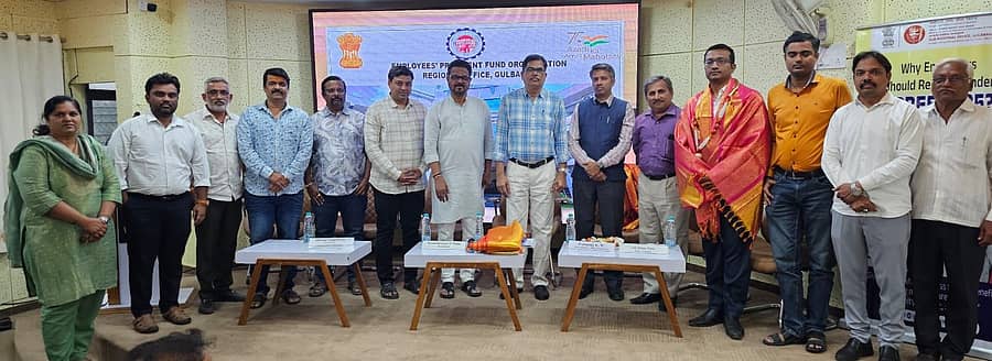 ಕಲಬುರಗಿಯ ಕಲ್ಯಾಣ ಕರ್ನಾಟಕ ವಾಣಿಜ್ಯ ಹಾಗೂ ಕೈಗಾರಿಕಾ ಸಂಸ್ಥೆ (ಕೆಕೆಸಿಸಿಐ) ಕಚೇರಿಯಲ್ಲಿ ಹಮ್ಮಿಕೊಂಡಿದ್ದ ಜಾಗೃತಿ ಕಾರ್ಯಕ್ರಮದಲ್ಲಿ ಭಾಗಿಯಾಗಿದ್ದ ಪ್ರಮುಖರು