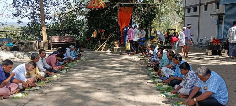 ನ್ಯಾಮತಿ ತಾಲ್ಲೂಕು ರಾಮೇಶ್ವರ ಗ್ರಾಮಸ್ಥರು ಮಂಗಳವಾರ ಗ್ರಾಮದೇವತೆಗಳೊಂದಿಗೆ ತೀರ್ಥರಾಮೇಶ್ವರಕ್ಕೆ ತೆರಳಿ ಮಹೇಶ್ವರಸ್ವಾಮಿಯನ್ನು ಪ್ರತಿಷ್ಠಾಪಿಸಿ ಮಹೇಶ್ವರ ಜಾತ್ರೆ ಆಚರಣೆ ಮಾಡಿ ಪ್ರಸಾದ ಸವಿದರು.