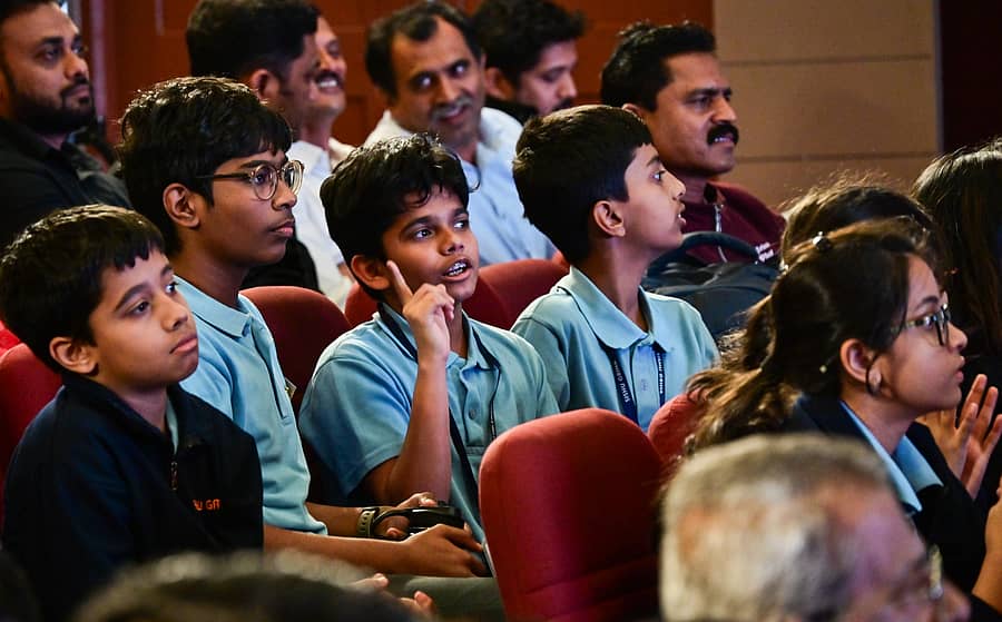 ಬೆಂಗಳೂರಿನಲ್ಲಿ ನಡೆದ ಪ್ರಜಾವಾಣಿ ರಸಪ್ರಶ್ನೆ ಸ್ಪರ್ಧೆಯ ಫೈನಲ್ಸ್ನಲ್ಲಿ ಭಾಗವಹಿಸಿದ್ದ ವಿದ್ಯಾರ್ಥಿಗಳು ಪ್ರಜಾವಾಣಿ ಚಿತ್ರ: ಪ್ರಶಾಂತ್ ಎಚ್.ಜಿ.