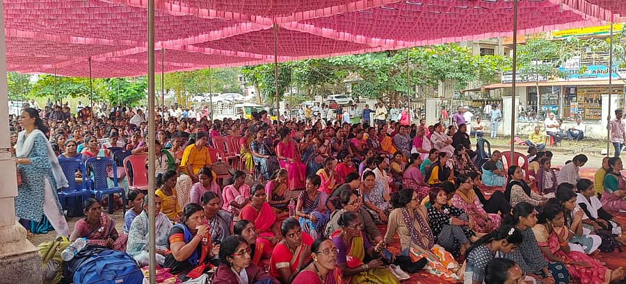 ಬೆಳ್ತಂಗಡಿಯಲ್ಲಿ ನಡೆದ ಮಹಿಳೆಯರ ಮೌನ ಮೆರವಣಿಗೆ ಮತ್ತು ಮಹಿಳಾ ನ್ಯಾಯ ಸಮಾವೇಶದಲ್ಲಿ ಸೇರಿದ್ದ ಮಹಿಳೆಯರು