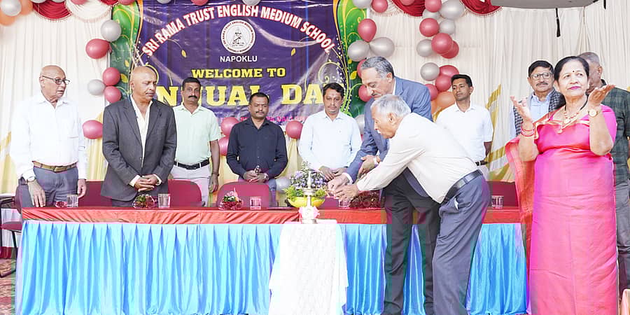 ನಾಪೋಕ್ಲುವಿನ ಶ್ರೀರಾಮ ಟ್ರಸ್ಟ್ ಆಂಗ್ಲ ಮಾಧ್ಯಮ ಶಾಲೆಯಯಿಂದ ಈಚೆಗೆ ಆಯೋಜಿಸಲಾಗಿದ್ದ ವಾರ್ಷಿಕೋತ್ಸವ ಸಮಾರಂಭವನ್ನು ಮಡಿಕೇರಿಯ ಫೀಲ್ಡ್ ಮಾರ್ಷಲ್ ಕೆ.ಎ೦.ಕಾರ್ಯಪ್ಪ ಕಾಲೇಜಿನ ನಿವೃತ್ತ ಪ್ರಾಂಶುಪಾಲ ಚೌರಿರ ಜಗತ್ ತಿಮ್ಮಯ್ಯ ಉದ್ಘಾಟಿಸಿದರು