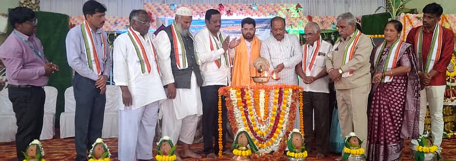 ಹುಕ್ಕೇರಿ ಪಟ್ಟಣದಲ್ಲಿ ಮಂಗಳವಾರ ಜರುಗಿದ ‘ಸಾಮೂಹಿಕ ಮಹಾಲಕ್ಷ್ಮೀ ಪೂಜೆ ಮತ್ತು ಧಾರ್ಮಿಕ ಸಭೆಯ’ಸಮಾರಂಭವನ್ನು ಹುಕ್ಕೇರಿ ಗ್ರಾಮೀಣ ವಿದ್ಯುತ್ ಸಹಕಾರ ಸಂಘಧ ಅಧ್ಯಕ್ಷ ಮಹಾವೀರ ನಿಲಜಗಿ ಉದ್ಘಾಟಿಸಿದರು. ಅಭಿನವ ಮಂಜುನಾಥ ಸ್ವಾಮೀಜಿ, ಪುರಸಭೆ ಮಾಜಿ ಅಧ್ಯಕ್ಷ ಅಣ್ಣಾಗೌಡ ಪಾಟೀಲ್, ಗಣ್ಯರು ಇದ್ದಾರೆ.