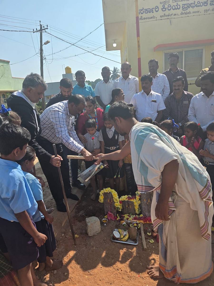 ಆನೇಕಲ್ ತಾಲ್ಲೂಕಿನ ವಣಕನಹಳ್ಳಿ ಗ್ರಾಮ ಪಂಚಾಯಿತಿ ವ್ಯಾಪ್ತಿಯ ಸೋಲೂರು ಗ್ರಾಮದಲ್ಲಿ ಭಾಷ್ ಕಂಪನಿ ಸಿಎಸ್ಆರ್ ಅನುದಾನದಿಂದ ನಿರ್ಮಿಸಲು ಉದ್ದೇಶಿಸಿರುವ ಸರ್ಕಾರಿ ಶಾಲಾ ಕಟ್ಟಡ ನಿರ್ಮಾಣ ಕಾಮಗಾರಿಗೆ ಭೂಮಿ ಪೂಜೆ ನೆರವೇರಿಸಲಾಯಿತು