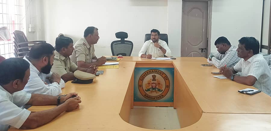 ತೀರ್ಥಹಳ್ಳಿ ತಾಲ್ಲೂಕು ಕಚೇರಿಯಲ್ಲಿ ತಹಶೀಲ್ದಾರ್ ಮಂಗಳವಾರ ಅಧಿಕಾರಿಗಳ ಸಭೆ ನಡೆಸಿದರು.