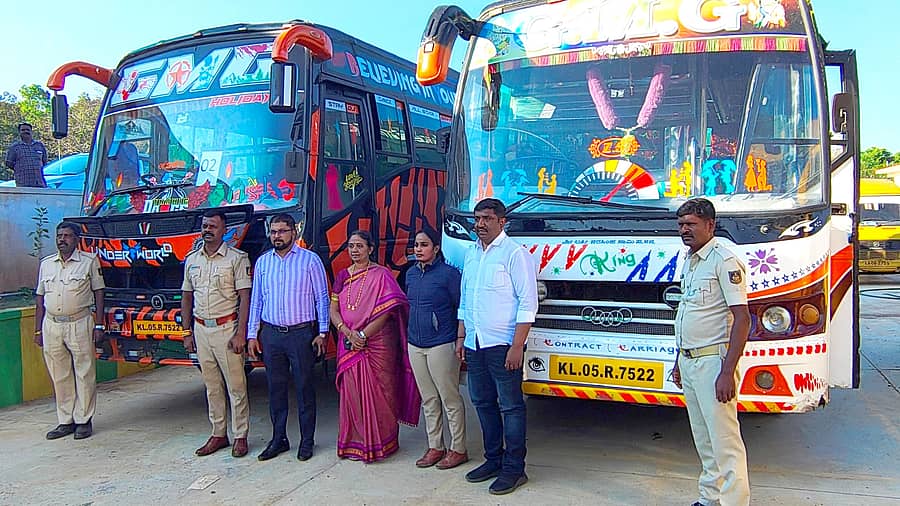 ಕೆಜಿಎಫ್ ಸಹಾಯಕ ಪ್ರಾದೇಶಿಕ ಸಾರಿಗೆ ಅಧಿಕಾರಿಗಳು ಒಂದೇ ಸಂಖ್ಯೆಯ ಎರಡು ಬಸ್ ಗಳನ್ನು ವಶಪಡಿಸಿಕೊಂಡರು. ಜಂಟಿ ಸಾರಿಗೆ ಆಯುಕ್ತೆ ಗಾಯತ್ರಿದೇವಿ, ಸಹಾಯಕ ಪ್ರಾದೇಶಿಕ ಸಾರಿಗೆ ಅಧಿಕಾರಿ ಗಜೇಂದ್ರ ಬಾಬು, ಇನ್ಸ್ಪೆಕ್ಟರ್ ಗಳಾದ ಪೂಜಾ ಮತ್ತು ಮುನಿಕೃಷ್ಣ ಹಾಜರಿದ್ದರು.