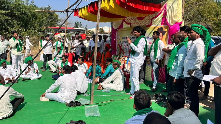 ಆಳಂದದ ತಾಲ್ಲೂಕು ಆಡಳಿತ ಭವನದ ಮುಂದೆ ಪವನ ವಿದ್ಯುತ್ ಕಂಪನಿಗಳ ರೈತವಿರೋಧಿ ಕ್ರಮ ಖಂಡಿಸಿ ನಡೆದ ಪ್ರತಿಭಟನೆಯಲ್ಲಿ ಹೋರಾಟಗಾರ ಸಿದ್ದು ಹಿರೋಳ್ಳಿ ಮಾತನಾಡಿದರು