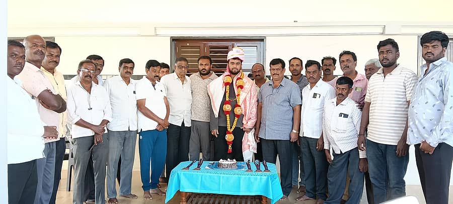 ಶಿಡ್ಲಘಟ್ಟ ತಾಲ್ಲೂಕಿನ ಮೇಲೂರಿನ ವಜ್ರಲ್ ಗೌಡ ಅಂತರ ರಾಷ್ಟ್ರೀಯ ಮಟ್ಟದ ಪವರ್ ಲಿಫ್ಟಿಂಗ್ ನಲ್ಲಿ ಸಾಧನೆ ಮಾಡಿರುವುದನ್ನು ಗ್ರಾಮಸ್ಥರು ಅಭಿನಂದಿಸಿದರು