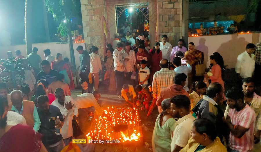 ಹುನಗುಂದ ಚಿತ್ತವಾಡಗಿ ಗ್ರಾಮದ ವೀರಭದ್ರೇಶ್ವರನಿಗೆ ಭಕ್ತರು ಮಂಗಳವಾರ ಕಾರ್ತಿಕ ದೀಪ ಹಚ್ಚಿದರು