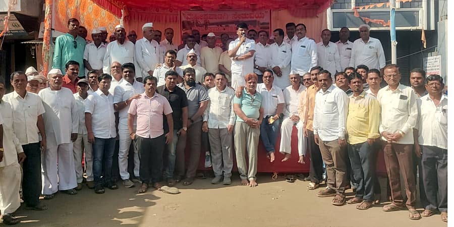 ರಬಕವಿ ಬನಹಟ್ಟಿ ಸಾರ್ವಜನಿಕರು ಸಮೀಪದ ಕೃಷ್ಣಾ ನದಿಗೆ ಮಹೀಷವಾಡಗಿ ಸೇತುವೆ ಕಾಮಗಾರಿಯನ್ನು ತ್ವರಿತವಾಗಿ ಆರಂಭಿಸುವುದಕ್ಕೆ ಆಗ್ರಹಿಸಿ ಹಮ್ಮಿಕೊಂಡ ಉಪವಾಸ ಸತ್ಯಾಗ್ರಹದಲ್ಲಿ ರವಿ ಜಮಖಂಡಿ ಮಾತನಾಡಿದರು