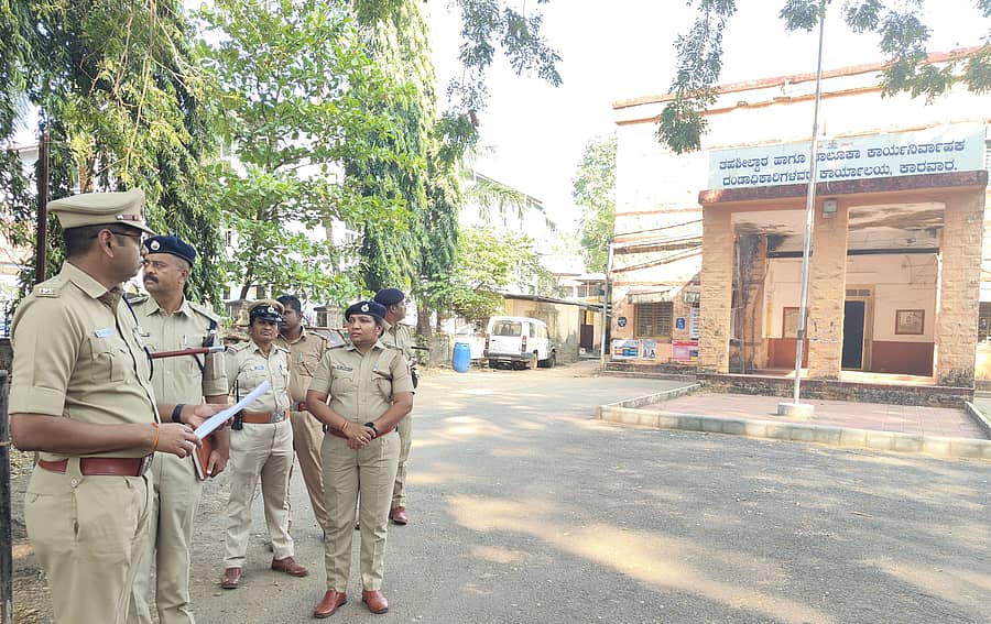 ಬಾಂಬ್ ಸ್ಫೋಟದ ಬೆದರಿಕೆ ಹಿನ್ನೆಲೆಯಲ್ಲಿ ಕಾರವಾರದ ತಹಶೀಲ್ದಾರ್ ಕಚೇರಿಗೆ ಭೇಟಿ ನೀಡಿದ ಜಿಲ್ಲಾ ಪೊಲೀಸ್ ವರಿಷ್ಠಾಧಿಕಾರಿ ದೀಪನ್ ಎಂ.ಎನ್, ಇತರ ಪೊಲೀಸ್ ಅಧಿಕಾರಿಗಳು ಪರಿಶೀಲನೆ ನಡೆಸಿದರು.