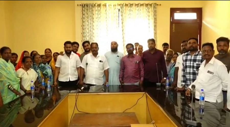 ಹುಬ್ಬಳ್ಳಿಯ ಪ್ರವಾಸಿ ಮಂದಿರದಲ್ಲಿ ಮಂಗಳವಾರ ನಡೆದ ಸಭೆಯಲ್ಲಿ ಬೀದಿ ಬದಿ ವ್ಯಾಪಾರಸ್ಥರು ಪಾಲ್ಗೊಂಡಿದ್ದರು