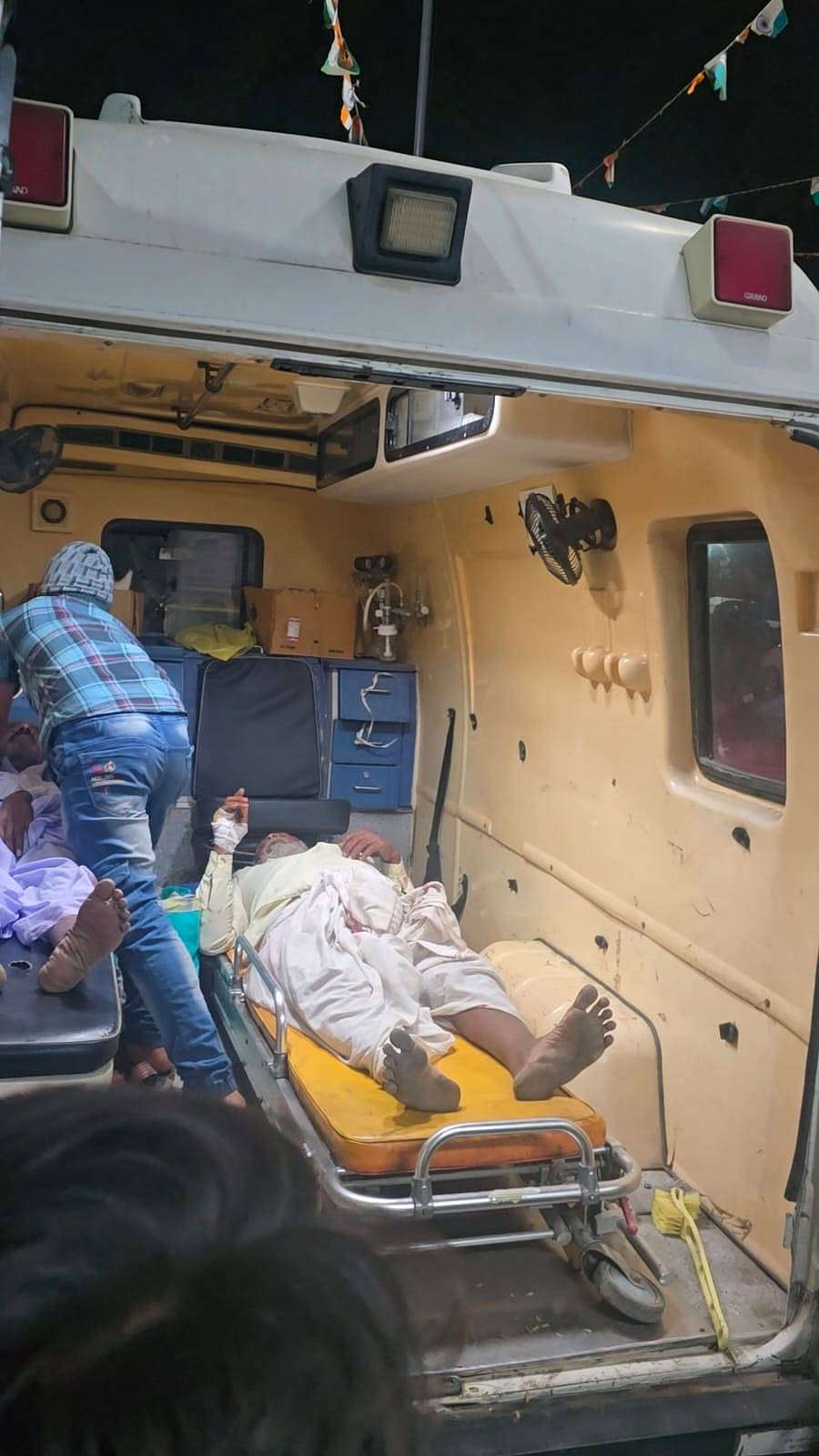 ಜೇವರ್ಗಿ ಟ್ರ್ಯಾಕ್ಟರ್ ಹಾಗೂ ಬಸ್ ನಡುವೆ ಡಿಕ್ಕಿ ಸಂಭವಿಸಿದ ಪರಿಣಾಮ ಗಾಯಗೊಂಡ ಪ್ರಯಾಣಿಕರನ್ನು ಕಲಬುರಗಿ ಜಿಲ್ಲಾಸ್ಪತ್ರೆಗೆ ಸಾಗಿಸಲಾಯಿತು