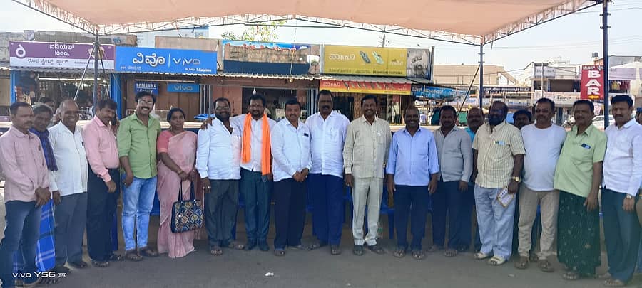 1ಇಪಿ : 2ಇಪಿ : ಹೊನ್ನಾಳಿಯಲ್ಲಿ ನಡೆಯುವ ಕನಕದಾಸರ ಜಯಂತಿ ಸಮಾರಂಭದ ಬೃಹತ್ ವೇದಿಕೆಯನ್ನು ಎಚ್.ಬಿ. ಮಂಜಪ್ಪ ಮತ್ತು ಸಮಾಜದ ಮುಖಂಡರು ಪರಿಶೀಲಿಸಿ ಮಾತನಾಡಿದರು.