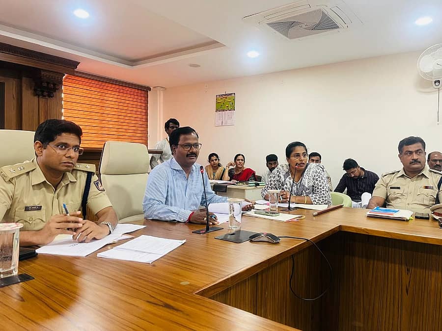 ಮಂಗಳೂರಲ್ಲಿ ನಡೆದ ಜಿಲ್ಲಾ ಜಾಗೃತಿ ಮತ್ತು ಉಸ್ತುವಾರಿ ಸಮಿತಿ ಸಭೆಯಲ್ಲಿ ಹೆಚ್ಚುವರಿ ಜಿಲ್ಲಾಧಿಕಾರಿ ರಾಜು ಕೆ. ಮಾತನಾಡಿದರು