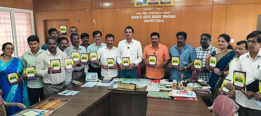 ಸಾಗರದಲ್ಲಿ ಸರ್ಕಾರಿ ಪದವಿಪೂರ್ವ ಕಾಲೇಜಿನ ಸುವರ್ಣ ಮಹೋತ್ಸವ ಕಾರ್ಯಕ್ರಮದ ಆಹ್ವಾನ ಪತ್ರಿಕೆಯನ್ನು ಸೋಮವಾರ ಬಿ.ಎ.ಇಂದೂಧರ ಬೇಸೂರು ಅನಾವರಣಗೊಳಿಸಿದರು