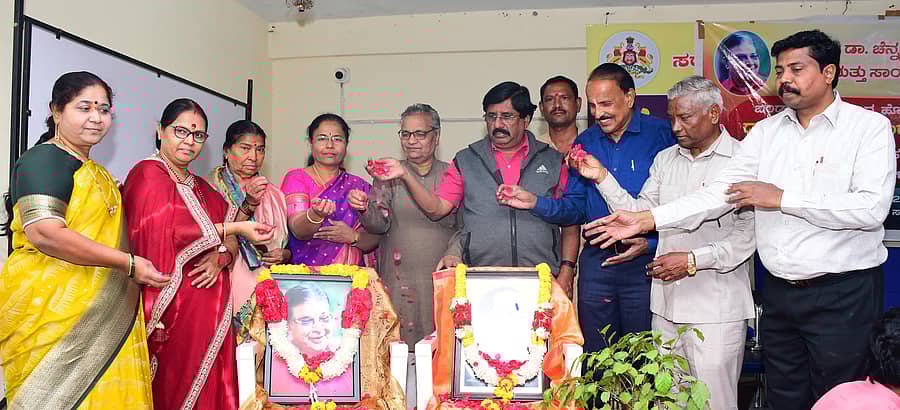 ಕಲಬುರಗಿಯ ಸರ್ಕಾರಿ ಪ್ರಥಮ ದರ್ಜೆ ಕಾಲೇಜಿನಲ್ಲಿ ಚೆನ್ನಣ್ಣ ವಾಲೀಕಾರ ಪುಣ್ಯತಿಥಿ ಅಂಗವಾಗಿ ಆಯೋಜಿಸಿದ್ದ ವಿಚಾರ ಸಂಕಿರಣಕ್ಕೆ ಕನ್ನಡ ಸಾಹಿತ್ಯ ಅಕಾಡೆಮಿ ಸದಸ್ಯ ಸಿದ್ದರಾಮ ಹೊನ್ಕಲ್ ಚಾಲನೆ ನೀಡಿದರು. ಶಾರದಾದೇವಿ ಜಾಧವ, ಸವಿತಾ ತಿವಾರಿ, ಅಮೃತಾ ಕಟಕೆ, ಸ್ವಾಮಿರಾವ ಕುಲಕರ್ಣಿ, ಸದಾನಂದ ಪೆರ್ಲ, ಕೆ.ಎಸ್.ಬಂಧು, ಬಿ.ಎಚ್.ನಿರಗುಡಿ ಭಾಗವಹಿಸಿದ್ದರು