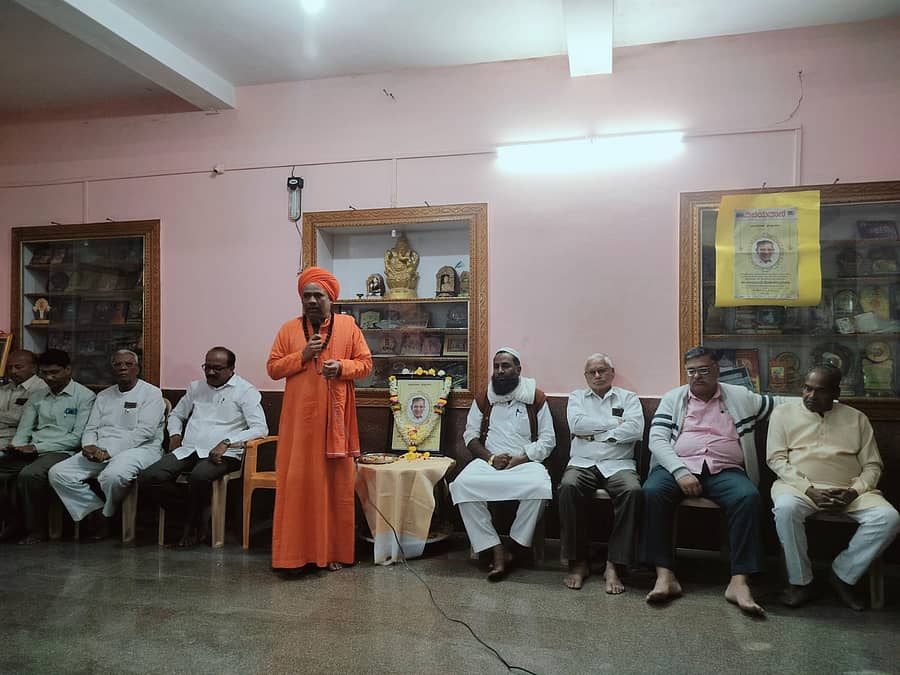 ಸಭೆಯನ್ನು ಉದ್ದೇಸಿಸಿ ಮಾತನಾಡಿದ ಶ್ರೀ ಮುರುಘೇಂದ್ರ ಶ್ರೀಗಳ