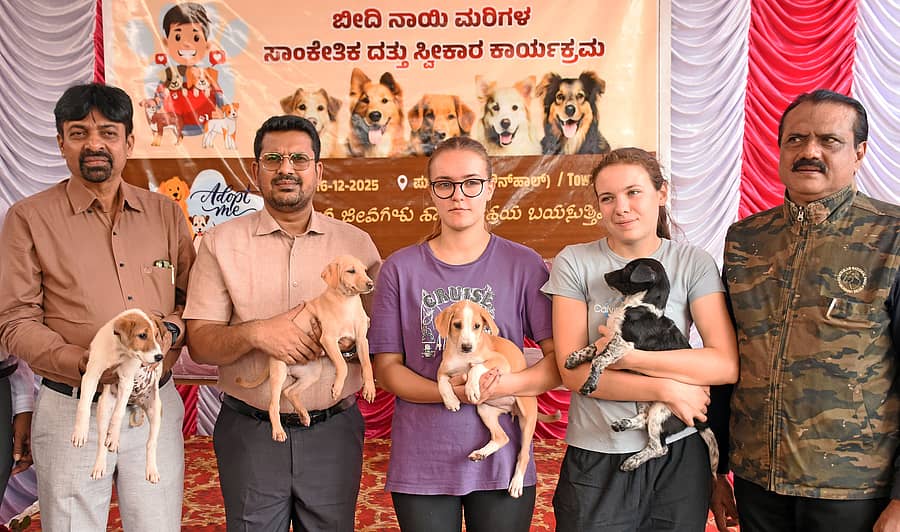 ಟೌನ್ಹಾಲ್ನಲ್ಲಿ ಮಂಗಳವಾರ ನಡೆದ ಕಾರ್ಯಕ್ರಮದಲ್ಲಿ ವಿದೇಶಿ ಯುವತಿಯರಿಬ್ಬರಿಗೆ ನಾಯಿ ಮರಿಗಳನ್ನು ಪಾಲಿಕೆ ಆಯುಕ್ತ ಶೇಖ್ ತನ್ವೀರ್ ಆಸಿಫ್ ದತ್ತು ನೀಡಿದರು. ಡಾ. ವೆಂಕಟೇಶ್, ತಿರುಮಲೇಶ್ ಜೊತೆಗಿದ್ದರು ಪ್ರಜಾವಾಣಿ ಚಿತ್ರ