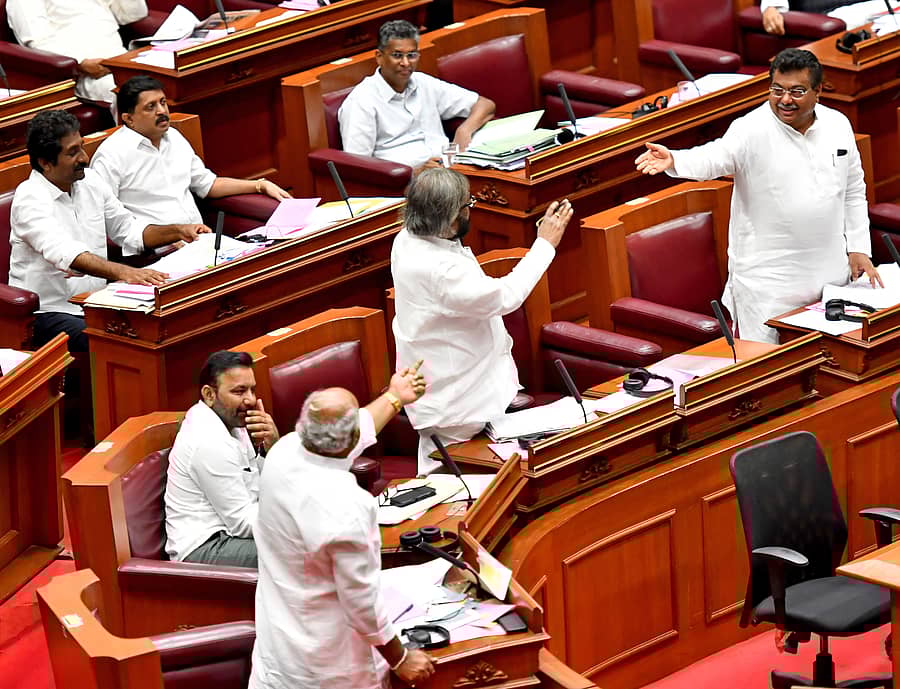 <div class="paragraphs"><p>ವಿಮಾನ ನಿಲ್ದಾಣಕ್ಕಾಗಿ ಸಚಿವರ ‘ಜಗಳ’: ವಿಧಾನ ಪರಿಷತ್ತಿನ ಪ್ರಶ್ನೋತ್ತರ ವೇಳೆಯಲ್ಲಿ ತಿಪ್ಪಣ್ಣಪ್ಪ ಕಮಕನೂರ ಅವರ ಪ್ರಶ್ನೆಗೆ ಸಚಿವ ಎಂ.ಬಿ.ಪಾಟೀಲ ಅವರು ಉತ್ತರಿಸುವಾಗ ಸಚಿವರಾದ ಶಿವಾನಂದ ಪಾಟೀಲ, ಈಶ್ವರ ಬಿ.ಖಂಡ್ರೆ ಅವರು ವಾಗ್ವಾದ ನಡೆಸಿದರು. </p></div>