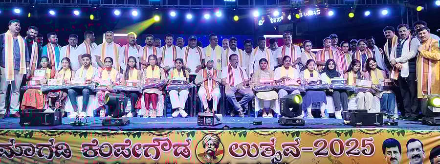 <div class="paragraphs"><p>ಬಿಡದಿಯಲ್ಲಿ ನಡೆದ ಮಾಗಡಿ ಕೆಂಪೇಗೌಡ ಉತ್ಸವ-2025 ಸಮಾರೋಪ ಸಮಾರಭದಲ್ಲಿ ಎಸ್ಎಸ್ಎಲ್ಸಿ ಮತ್ತು ಪಿಯುಸಿಯಲ್ಲಿ ಅತಿ ಹೆಚ್ಚು ಅಂಕ ಗಳಿಸಿದ ವಿದ್ಯಾರ್ಥಿಗಳಿಗೆ ಪ್ರತಿಭಾ ಪುರಸ್ಕಾರ ನೀಡಿ ಗೌರವಿಸಲಾಯಿತು. </p></div>