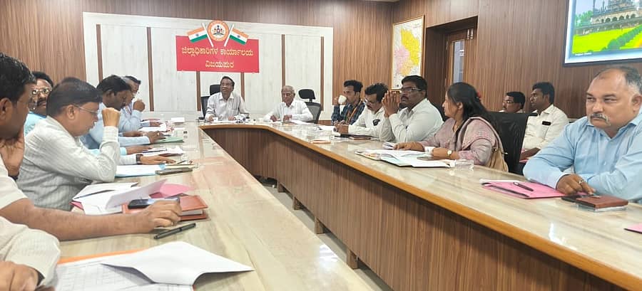 ವಿಜಯಪುರದ ಜಿಲ್ಲಾಧಿಕಾರಿ ಕಚೇರಿ ಸಭಾಂಗಣದಲ್ಲಿ ಹೆಚ್ಚುವರಿ ಜಿಲ್ಲಾಧಿಕಾರಿ ಸೋಮಲಿಂಗ ಗೆಣ್ಣೂರ ಅಧ್ಯಕ್ಷತೆಯಲ್ಲಿ ವಿಶೇಷ ಘಟಕ ಯೋಜನೆ ಮತ್ತು ಗಿರಿಜನ ಉಪಯೋಜನೆಯ ಸಭೆ ಮಂಗಳವಾರ ಜರುಗಿತು