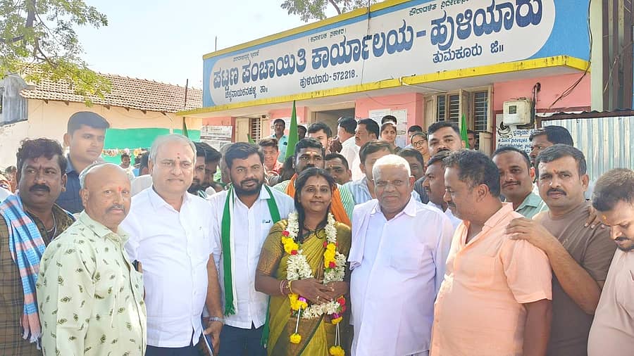 ಹುಳಿಯಾರು ಪಟ್ಟಣ ಪಂಚಾಯಿತಿ ಅಧ್ಯಕ್ಷರಾಗಿ ಪ್ರೀತಿ ರಾಘವೇಂದ್ರ ಸೋಮವಾರ ನಡೆದ ಚುನಾವಣೆಯಲ್ಲಿ ಅವಿರೋಧವಾಗಿ ಆಯ್ಕೆಯಾದರು