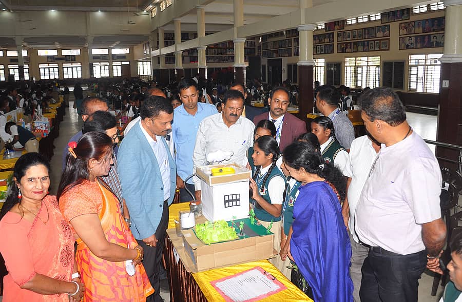 ವಿಜ್ಞಾನ ವಸ್ತುಪ್ರದರ್ಶನದಲ್ಲಿ ವಿದ್ಯಾರ್ಥಿಗಳು ತಯಾರಿಸಿದ್ದ ಮಾದರಿಗಳನ್ನು ಟಿ.ರಾಜಶೇಖರ್ ವೀಕ್ಷಿಸಿದರು