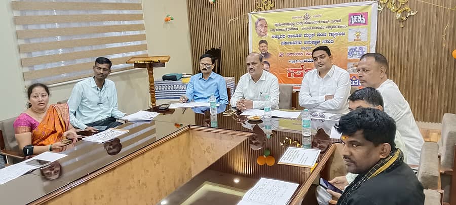 ಅಳ್ನಾವರ ತಾಲ್ಲೂಕುಮಟ್ಟದ ಪಂಚ ಗ್ಯಾರಂಟಿ ಯೋಜನೆ ಅನುಷ್ಠಾನ ಸಮಿತಿ ಪ್ರಗತಿ ಪರಿಶೀಲನಾ ಸಭೆಯಲ್ಲಿ ತಹಶೀಲ್ದಾರ್ ಬಸವರಾಜ ಬೆಣ್ಣೆಶಿರೂರ ಮಾತನಾಡಿದರು