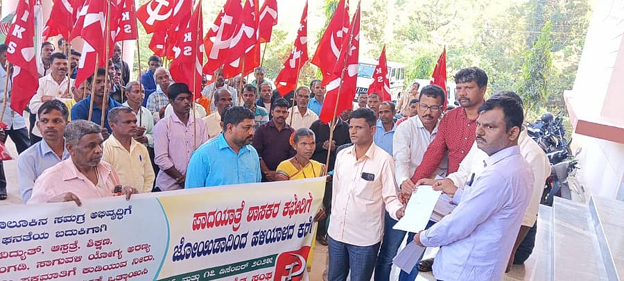 ಜೊಯಿಡಾ ತಾಲ್ಲೂಕಿನ ಸಮಗ್ರ ಅಭಿವೃದ್ಧಿಗೆ ಆಗ್ರಹಿಸಿ ಕರ್ನಾಟಕ ಪ್ರಾಂತ ರೈತ ಸಂಘದ ಜೊಯಿಡಾ ಘಟಕದ ವತಿಯಿಂದ ಮಂಗಳವಾರ ಹಮ್ಮಿಕೊಂಡಿದ್ದ ಪಾದಯಾತ್ರೆ ವೇಳೆ ಶಾಸಕ ಆರ್.ವಿ.ದೇಶಪಾಂಡೆ ನೀಡಿದ ಲಿಖಿತ ಭರವಸೆಯನ್ನು ತಹಶೀಲ್ದಾರ್ ಮಂಜುನಾಥ್ ಮೂನ್ನೊಳ್ಳಿ ಪ್ರತಿಭಟನಾಕಾರರಿಗೆ ನೀಡಿದರು